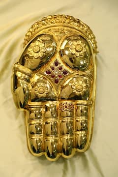 In Pics: తిరుమల శ్రీవారికి భారీ పసిడి కానుకలు.. బంగారు హస్తాలు సమర్పించిన చెన్నై భక్తుడు