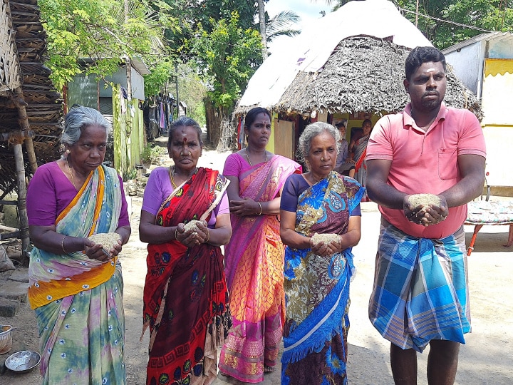 மூட்டை மூட்டையாக குளத்தில் கொட்டப்பட்ட ரேஷன் அரிசி - ரேஷன் கடை ஊழியர்கள் மீது பொதுமக்கள் புகார்