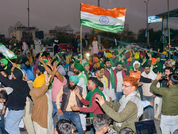 Farmers Protest: दिल्ली की सीमाओं पर आंदोलनकारी किसानों की आज आखिरी रात, मनाया गया जश्न, पढ़ें बड़ी बातें