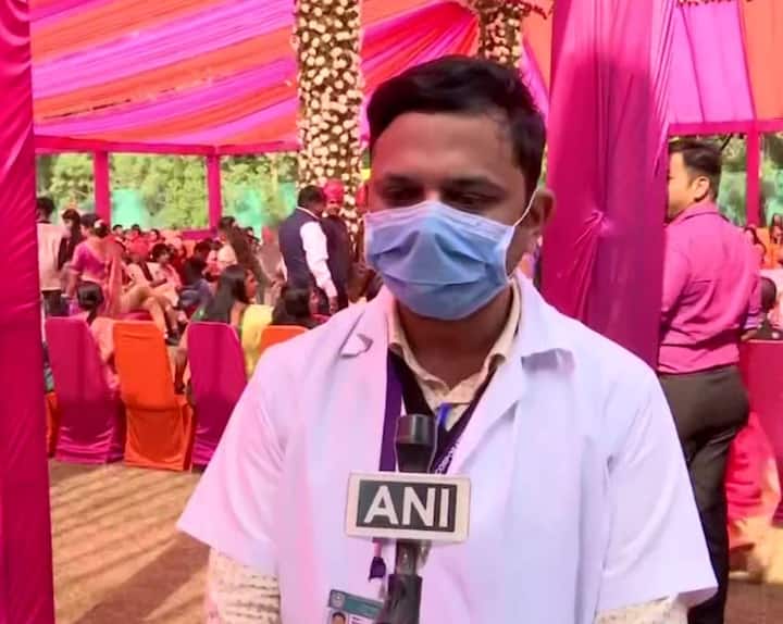 गुजरात के जामनगर इलाके में ओमिक्रोन वेरिएंट से संक्रमित पाए बुजुर्ग अफ्रिका के जिम्बाब्वे के निवासी हैं. आरटी-पीसीआर जांच में उनकी रिपोर्ट पॉजिटिव निकली जिसके बाद उनके सैंपल को पुणे के इंडियन इंस्टीट्यूट ऑफ वायरोलोजी की लैब में जांच के लिए भेजा गया. जांच की रिपोर्ट में वो कोरोना के ओमिक्रोन वेरिएंट से संक्रमित पाए गए.