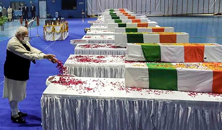 पालम हवाई अड्डे पर हृदय विदारक दृश्य दिखे, एक हैंगर में 13 ताबूत रखे गए थे और इस दौरान परिवार के सदस्य भी मौजूद थे. प्रधानमंत्री मोदी इस मौके पर दिवंगतों के परिजनों के पास गए और उनसे कुछ मिनट तक बात की.