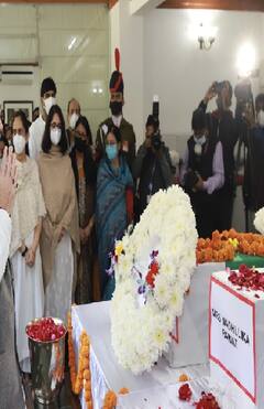 બીપિન રાવતના અંતિમ સંસ્કાર પહેલા બંને પુત્રીઓ અંતિમવાર પિતા-માતને નિહાળવા પહોંચી, આંસુ ભીની આંખે આપી વિદાય, જુઓ ભાવુક કરી દેતી તસવીરો