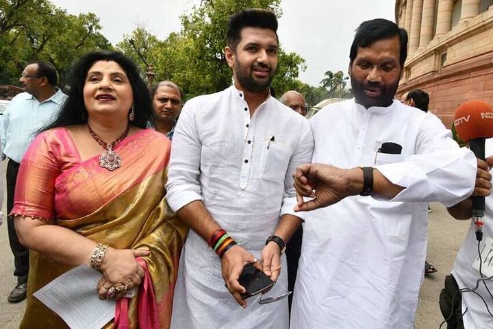 दिवंगत नेता रामविलास पासवान ने रीना शर्मा से शादी की थी. रीना भी एयर होस्टेस थीं. चिराग पासवान रीना और रामविलास पासवान के ही बेटे हैं.