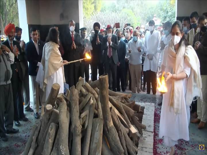 General Bipin Rawat madhulika Rawat Cremated Last Rites Performed By Daughters Kritika and Tarini CDS Bipin Rawat Madhulika Rawat Cremation | ஒரே தகன மேடையில் வைக்கப்பட்ட தாய், தந்தையின் உடலுக்கு தீமூட்டினர் மகள்கள் க்ருத்திகா, தாரிணி