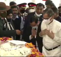 CDS Bipin Rawat: सीडीएस जनरल बिपिन रावत को उनके आवास पर दी गई श्रद्धांजलि, देखें तस्वीरें