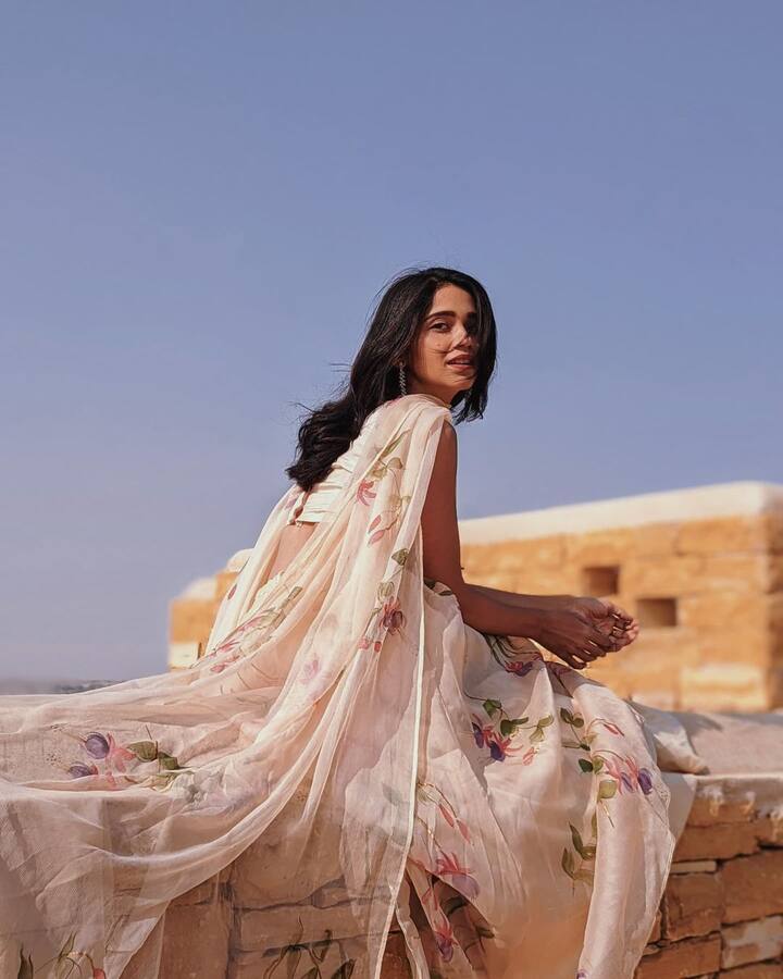 काही दिवसांपूर्वीच भाग्यश्रीने फोटोशूट केलं असून तिने आपले क्लासी फोटो इन्स्टाग्रामवर शेअर केले आहेत. (Photo Credit : @bhagyashreelimaye/Instagram)