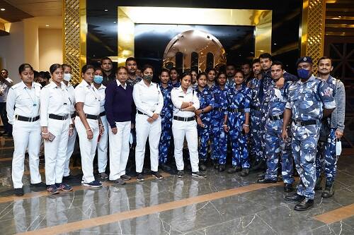 কলকাতার নিউটাউনে অবস্থিত মিরাজ প্রেক্ষাগৃহে বিশেষ স্ক্রিনিংয়ে দেখানো হল রোহিত শেট্টি পরিচালিত ছবি 'সূর্যবংশী'। উপস্থিত ছিলেন ওই এলাকার প্রায় ২৫০ জন পুলিশকর্মী।