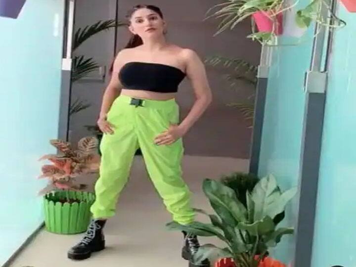 आर्थिक तंगी के कारण घर का खर्च चलाना मुश्किल हो रहा था जिससे घर भी गिरवी रखना पड़ा. घर की बड़ी लड़की होने के कारण सपना पर मां, भाई और बहन की भी जिम्मेदारी थी. सपना चौधरी ने अपने पहले गाने को बनाया सुपरस्टार.