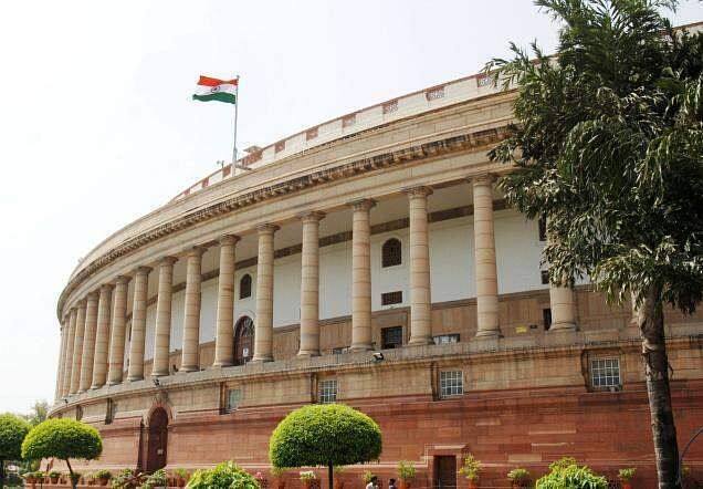 Joint committee report on Data Protection Bill tabled in both Houses of Parliament, Read Details here Data Protection Bill: डाटा सुरक्षा पर संसद में रिपोर्ट पेश, अब भारतीय डाटा को विदेश नहीं भेज पाएंगे विदेशी सोशल मीडिया प्लैटफॉर्म
