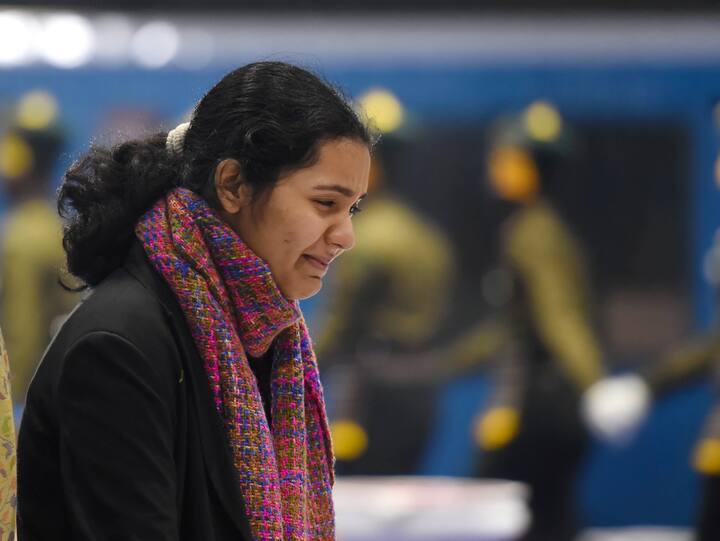 पिता के शव के ताबूत को देखते ही उनकी बेटियां बिलख बिलख कर रोने लगी.