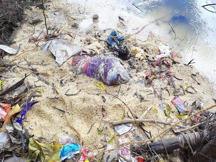 மூட்டை மூட்டையாக குளத்தில் கொட்டப்பட்ட ரேஷன் அரிசி - ரேஷன் கடை ஊழியர்கள் மீது பொதுமக்கள் புகார் Mayiladuthurai: Ration rice dumped in a pond - Public complaint against ration shop employees மூட்டை மூட்டையாக குளத்தில் கொட்டப்பட்ட ரேஷன் அரிசி - ரேஷன் கடை ஊழியர்கள் மீது பொதுமக்கள் புகார்