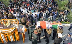 CDS Gen Bipin Rawat Final Journey:চোখের জলে সস্ত্রীক জেনারেল রাওয়াতকে চিরবিদায়, শেষযাত্রায় রাস্তার দু’ধার থেকে পুষ্পবৃষ্টি