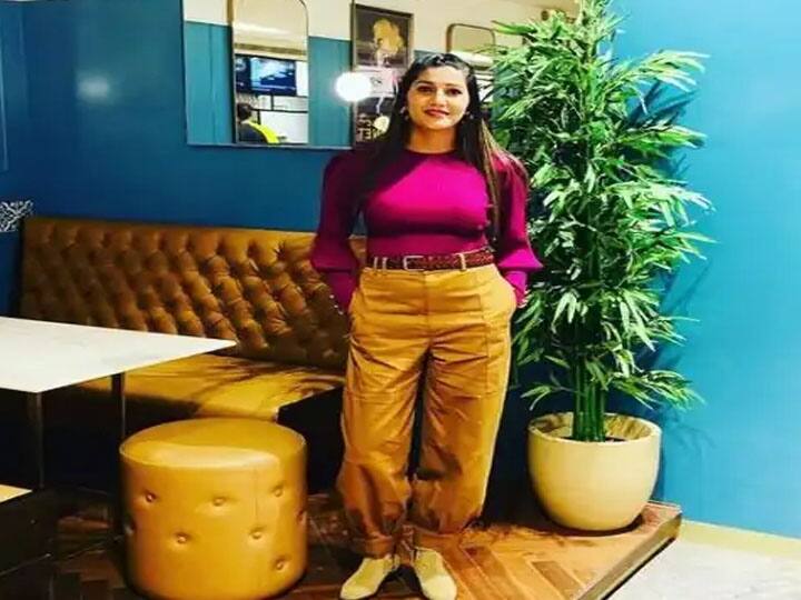 इतना ही नहीं सपना बॉलीवुड फिल्म 'वीरे की वेडिंग' में 'हट जा ताऊ' गाने पर भी अपनी मौजूदगी दर्ज करा चुकी हैं जिसे दर्शकों ने खूब सराहा है. सपना का गाना पायल चंडी भी लोगों के बीच पसंद किया जाता है.