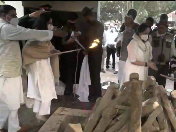 General Bipin Rawat Cremation: देश के पहले चीफ ऑफ डिफेंस स्टाफ (सीडीएस) जनरल बिपिन रावत को आज अंतिम विदाई दे दी गई. दिल्ली कैंट के बरार स्क्वायर में पूरे सैन्य सम्मान के साथ विदाई दी गई. जनरल बिपिन रावत की दोनों बेटियां कृतिका और तारिणी ने उन्हें मुखाग्नि दी. इस दौरान कई सैन्य कर्मी मौजूद रहे. अंतिम विदाई के वक्त केंद्रीय रक्षा मंत्री राजनाथ सिंह भी बरार स्क्वायर पहुंचे थे. जनरल बिपिन रावत की अंतिम यात्रा में सैंकड़ों की संख्या में लोग मौजूद थे. अंतिम यात्रा के दौरान 800 सैनिक भी शामिल हुए. उनकी अंतिम यात्रा में लोगों ने जमकर नारे भी लगाए.