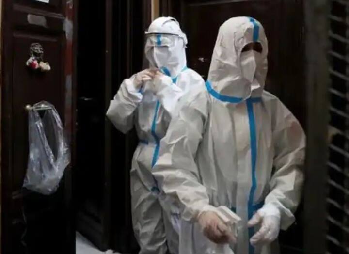 ओमिक्रोन वेरिएंट से संक्रमित 72 साल के इस शख्स को जीजी अस्पताल के आइसोलेशन वॉर्ड में रखा गया है. मिली जानकारी के मुताबिक, इनके परिवार के सभी सदस्यों को भी आइसोलेशन वॉर्ड में रखा गया.