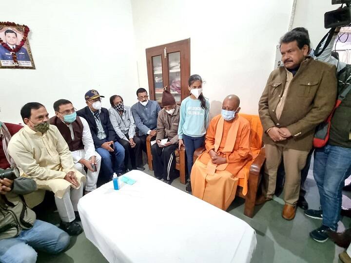 CM Yogi Adityanath express condolences to Wing Commander Prithvi Singh Chauhan CM योगी आदित्यनाथ ने विंग कमांडर पृथ्वी चौहान को दी श्रद्धांजलि, परिवार की मदद के लिए किया ये बड़ा एलान