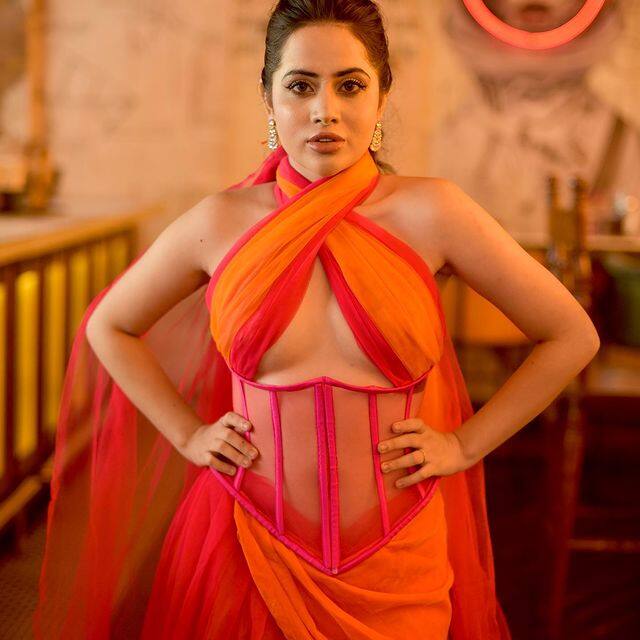 ઉર્ફી જાવેદે બ્લૂ બિકિનીમાં એક સ્ટૉલ કમરે બાંધેલો છે. તસવીરમાં તેણે શરીર પર કોતરાવેલું ટૈટૂ પણ જોવા મળી રહ્યું છે.