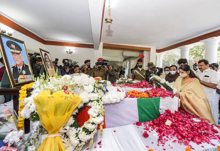শেষ শ্রদ্ধা জানান করুণানিধি-কন্যা কানিমোঝিও।