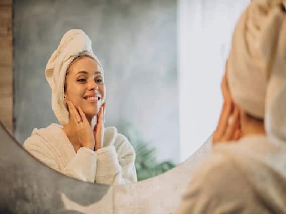 Skin Care Tips: सर्दियों में ग्लोइंग और निखरी त्वचा पाने के लिए लगाएं पालक फेस पैक, जानें इसे बनाने का तरीका Skin Care Tips: सर्दियों में ग्लोइंग और निखरी त्वचा पाने के लिए लगाएं पालक फेस पैक, जानें इसे बनाने का तरीका