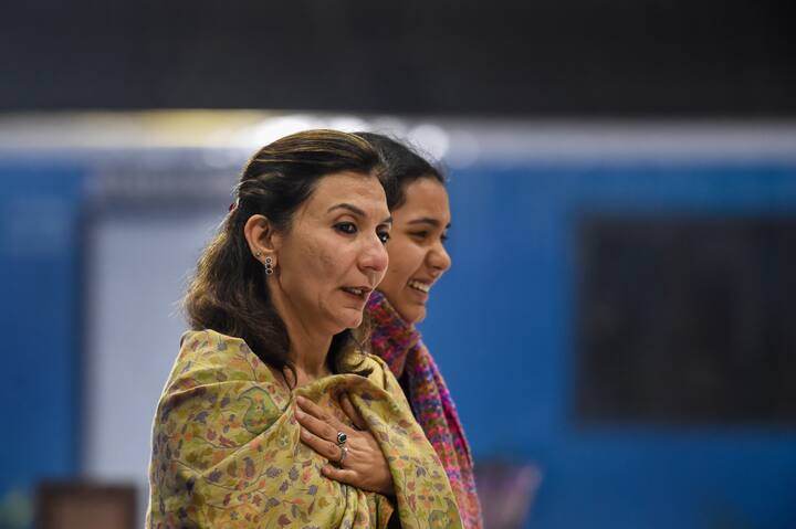 तमिलनाडु में कुन्नूर के पास हुई हेलीकॉप्टर दुर्घटना के बाद पूरा देश में शोक में डूब गया. सैन्य अधिकारियों ने कहा कि अभी तक केवल जनरल रावत, उनकी पत्नी मधुलिका रावत और ब्रिगेडियर एल एस लिद्दर के पार्थिव शरीरों की पहचान की जा सकी है.