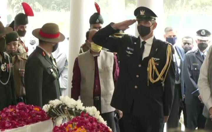এছাড়াও   ফুল দিয়ে শ্রদ্ধা জানান ইজরায়েলের রাষ্ট্রদূত নায়োর গিলোন।