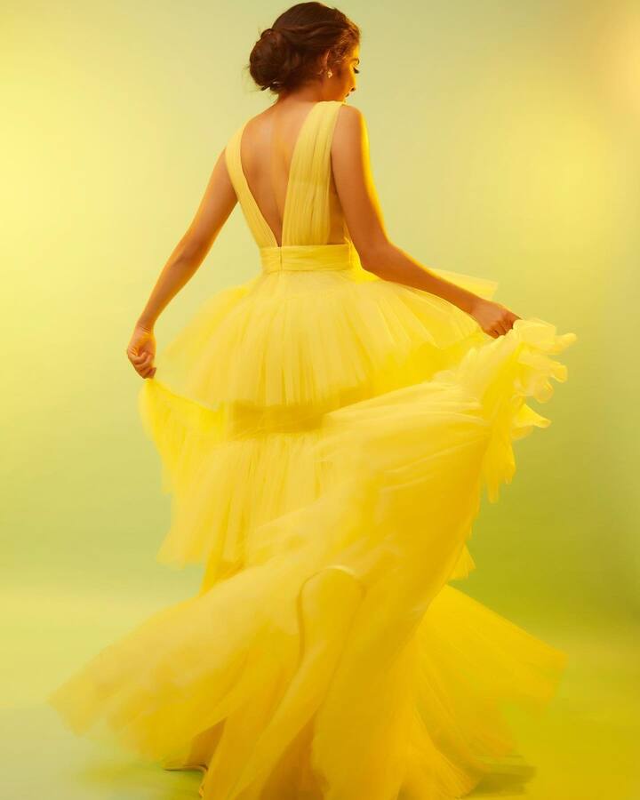 मिथिलाने शेअर केलेल्या एका फोटोवर तिने Living my fairytale असं कॅप्शन लिहिले आहे. मिथिलाच्या फोटोंवर चाहत्यांचा कमेंट्सचा वर्षाव दिसून येतो आहे. (Photo:@mipalkarofficial/IG)