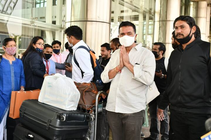 विक्की कौशल के पिता श्याम कौशल कैमरे के सामने पोज देते हुए हाथ जोड़ मीडिया का आभार व्यक्त किया. श्याम कौशल के संग वीणा कौशल भी नजर आईं.