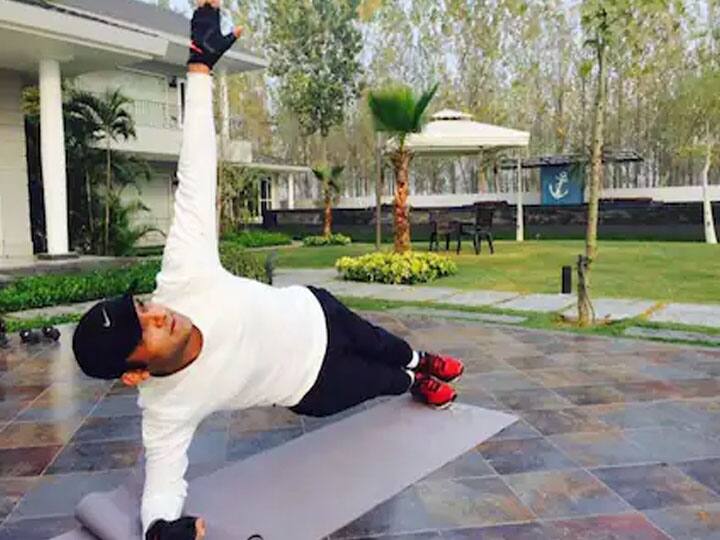 कॉमेडियन कपिल शर्मा ने जबरदस्त शोहरत हासिल की है. शोहरत के साथ पैसा भी है. वो भारतीय टेलीविजन के सबसे महंगे कॉमेडियन में से एक हैं. कपिल शर्मा के घर पर एक नजर डालने से आपको पता चल जाएगा कि ये किसी महल से कम नहीं है. रॉयल्टी की बात करने वाली कुर्सियों से लेकर भव्य कैंडल-स्टैंड, पेंटिंग और बहुत कुछ कपिल ने अपने घर को खूबसूरती से सजाया है.