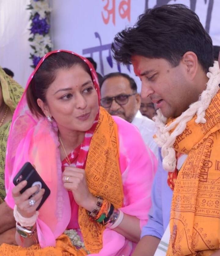 ज्योतिरादित्य सिंधिया नरेंद्र मोदी सरकार में मंत्री हैं. उनकी पत्नी का नाम प्रियदर्शिनी राजे है. प्रियदर्शिनी राजे बड़ौदा राजपरिवार से संबंध रखती हैं.