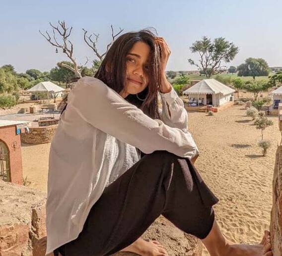 भाग्यश्री लिमयेचं वाळवंटात फोटोशूट