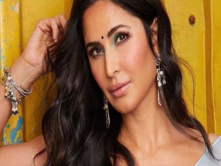उसी साल जब 'जब तक है जान' की एक्ट्रेस katrina kaif ने सबसे ज्यादा कमाई करने वाली बॉलीवुड एक्ट्रेस को लेकर गिनीज बुक ऑफ वर्ल्ड रिकॉर्ड में नाम शामिल करवाया. आपको बता दें, कैटरीना कैफ ने भी साल 2013 में 63.75 करोड़ रुपये की कमाई के साथ बॉलीवुड में सबसे ज्यादा कमाई करने वाली एक्ट्रेस का विश्व रिकॉर्ड बनाया था. कैटरीना भारत की सबसे खूबसूरत अभिनेत्रियों में से एक हैं जिन्होंने 2003 में 'बूम' से डेब्यू किया था.