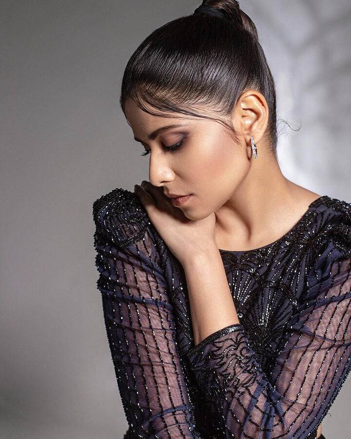 सईनं मराठी चित्रपटसृष्टीसोबतच बॉलिवूडमध्येही आपल्या नावाचा ठसा उमटवला. (PHOTO : @saietamhankar/Instagram)