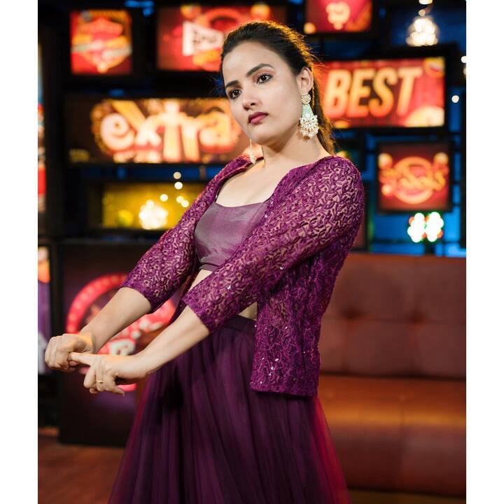 ఈ యూట్యూబ్ స్టార్ శ్రీహాన్తో ఇటీవలే సిరికి నిశ్చితార్థం జరిగింది. ఈ జోడీ పెళ్లికి ముందే ఓ అబ్బాయిని దత్తత తీసుకుంది. సీరియల్స్, వెబ్ సిరీస్ , షార్ట్ ఫిలింలో నటించి ఫేం సంపాదించుకుంది. ( image credit : Siri Hanmanth /Instagram)