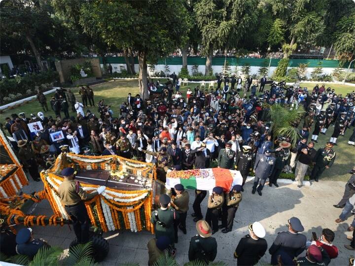 दिल्ली के मुख्यमंत्री अरविंद केजरीवाल ने सीडीएस बिपिन रावत को श्रद्धांजलि दी है. उनके अलावा रविशंकर प्रसाद, कांग्रेस नेता हरीश रावत और उत्तराखंड के मुख्यमंत्री पुष्कर सिंह धामी ने तमिलनाडु के कुन्नूर में हेलिकॉप्टर दुर्घटना में जान गंवाने वाले जनरल बिपिन रावत को श्रद्धांजलि दी.