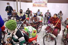 Delhi News: दिव्यांगजनों की मदद को आगे आए संजय सिंह, व्हीलचेयर और ई-रिक्शा से लेकर स्मार्टफोन बांटे