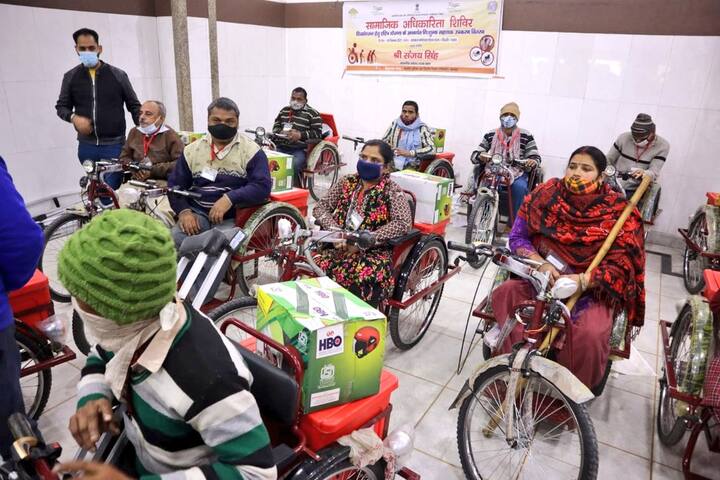 दिल्ली के मॉडल टाउन विधानसभा में निशुल्क सहायता उपकरण वितरित किए गए.