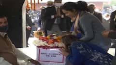 બ્રિગેડીયર લિદ્દરનાં પત્નિ પતિના કોફીન પર ફૂલ ચડાવતાં રહ્યાં ને ચૂમીને રડતાં રહ્યાં.......જુઓ વીડિયો