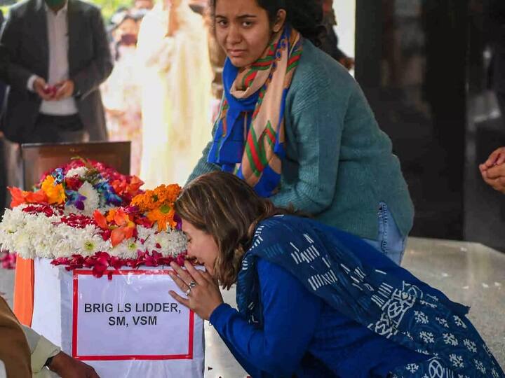 Brigadier LS Lidder Last Rites, wife Geetika Lidder, daughter Aashna pay their last respects “என் அப்பாதான் எனக்கு ஹீரோ; அவர் நினைவோடு பயணிப்பேன்” - எல்.எஸ்.லிடரின் 17 வயது மகள் ஆஷ்னா உருக்கம்
