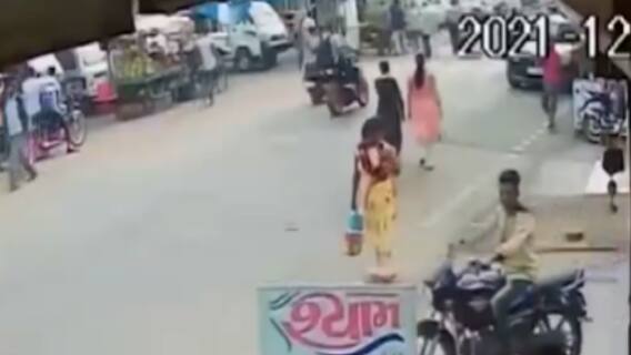 વલસાડ: ધરમપુરમાં હાઈ સ્પીડ બાઈક ચાલકનો આતંક, જુઓ ગુજરાતી ન્યુઝ