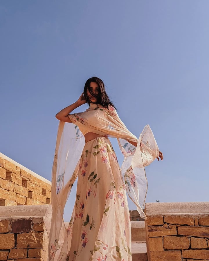 भाग्यश्रीचा हा ग्लॅमरस अंदाज हा तिच्या चाहत्यांसाठी एक पर्वणीच ठरली आहे. (Photo Credit : @bhagyashreelimaye/Instagram)