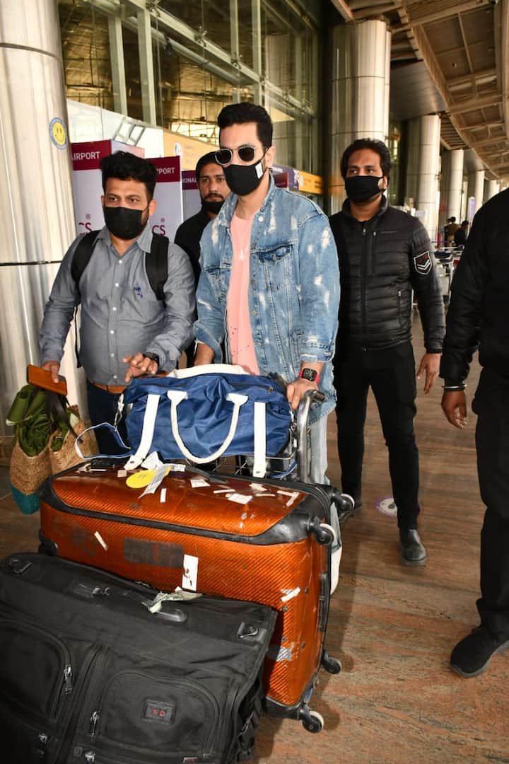 एक्टर और नेहा धूपिया के पति अंगद बेदी को भी जयपुर एयरपोर्ट पर स्पॉट किया गया. हालांकि अंगद के साथ नेहा धूपिया दिखाई नहीं दीं.