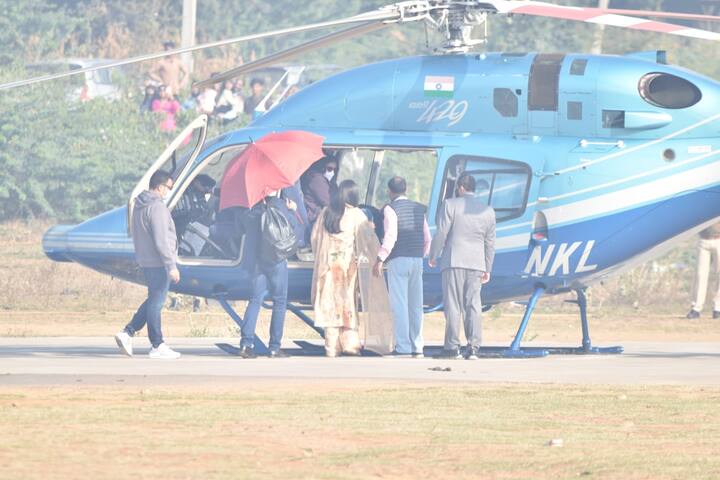 विक्की कौशल और कैटरीना कैफ की एक झलक पाने के लिए फैंस काफी बेताब नजर आ रहे थे. लोगों की बेताबी को देखते हुए स्टार कपल को पुलिस ने सेफ तरीके से हेलीकॉप्टर के जरिए जयपुर एयरपोर्ट के लिए रवाना किया.