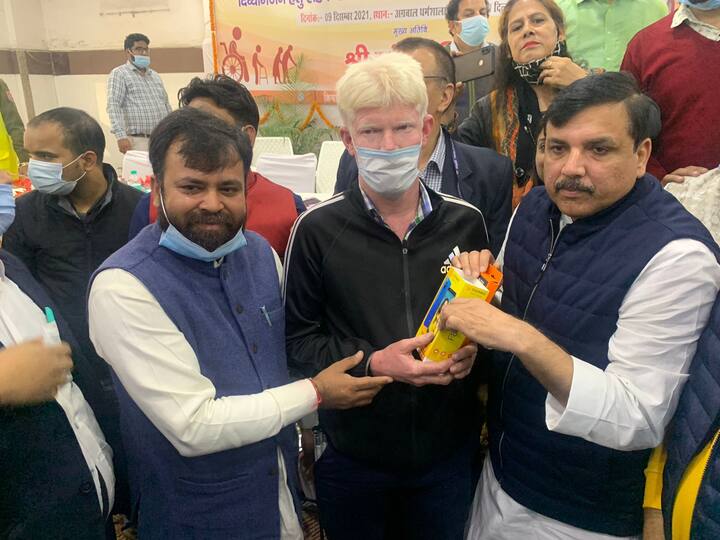 वितरित किए गए उपकरणों में हियरिंग ऐड, MSIED किट, स्मार्ट फोन, डेज़ी प्लेयर, व्हीलचेयर, ट्राय साईकल, आदि उपकरण शामिल थे.