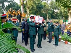 CDS Bipin Rawat: सीडीएस जनरल बिपिन रावत को उनके आवास पर दी गई श्रद्धांजलि, देखें तस्वीरें