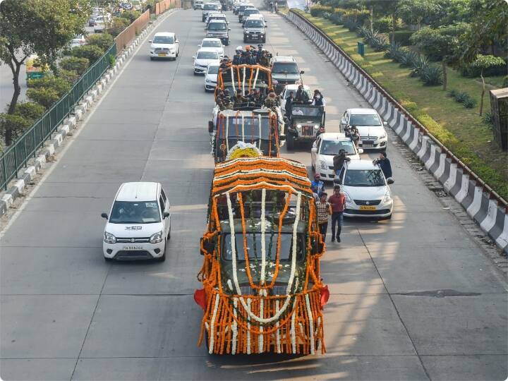 अंतिम यात्रा से पहले रक्षा मंत्री राजनाथ सिंह समेत कई केंद्रीय मंत्रियों और विपक्षी नेताओं ने उत्तराखंड के लाल बिपिन रावत को श्रद्धासुमन अर्पित की. जनरल बिपिन रावत को सेना अध्यक्ष एमएम नरवणे, वायुसेना चीफ वीआर चौधरी और नौसेनाध्यक्ष एडमिरल आर हरि कुमार ने श्रद्धांजलि दी.