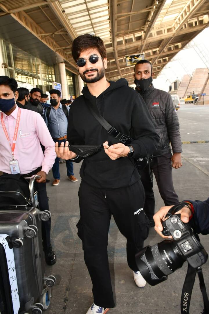 विक्की कौशल के भाई सनी कौशल भी एयरपोर्ट पर ऑल ब्लैक लुक में दिखाई दिए. सनी ने भी मास्क हटा कैमरे के सामने पोज दिया.