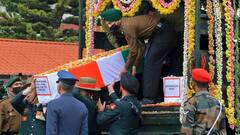 CDS Bipin Rawat की अंतिम यात्रा, आम लोगों की उमड़ी भीड़, 'अमर रहे' के नारे लगे