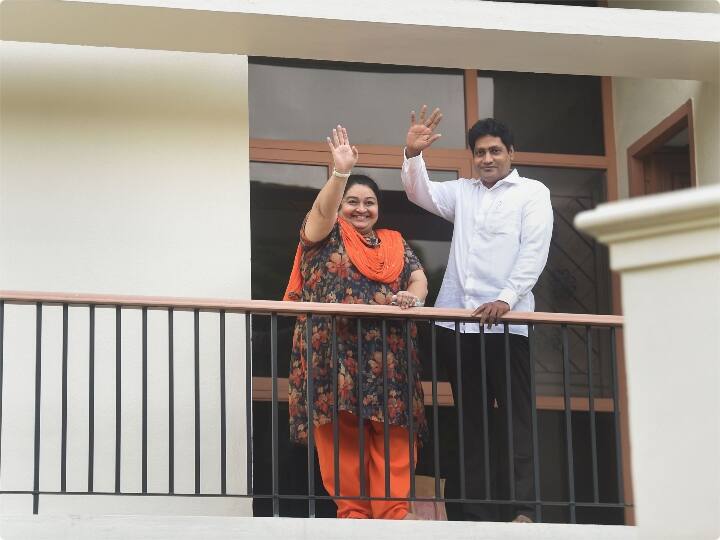 तमिलनाडु की पूर्व मुख्यमंत्री जे जयललिता की भांजी जे. दीपा को आधिकारिक रूप से दिवंगत नेता के पॉश गार्डन स्थित आवास की चाबी मिल गई है. इस भव्य भवन को लेकर चल रही लंबी कानूनी लड़ाई का इसके साथ ही शुक्रवार को पटाक्षेप हो गया.