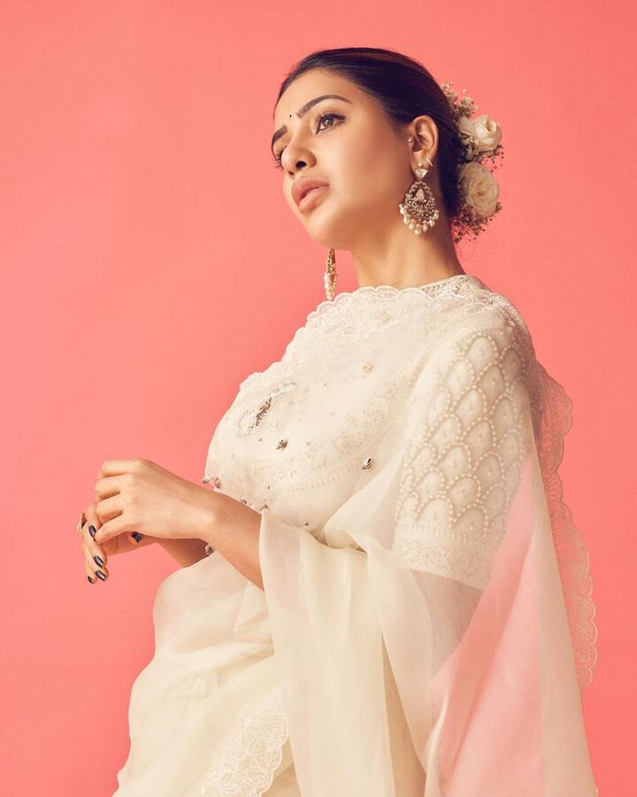 చీరకట్టులో అందమైన చందమామలా ఉంది సామ్. (Image credit: Samantha/Instagram)