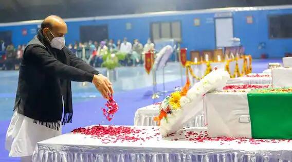 कुटुंबियांनी श्रद्धांजली वाहिल्यानंतर पंतप्रधान मोदी, संरक्षणमंत्री राजनाथ सिंह, राष्ट्रीय सुरक्षा सल्लागार अजित डोवाल यांनी आदरांजली अर्पण केली.